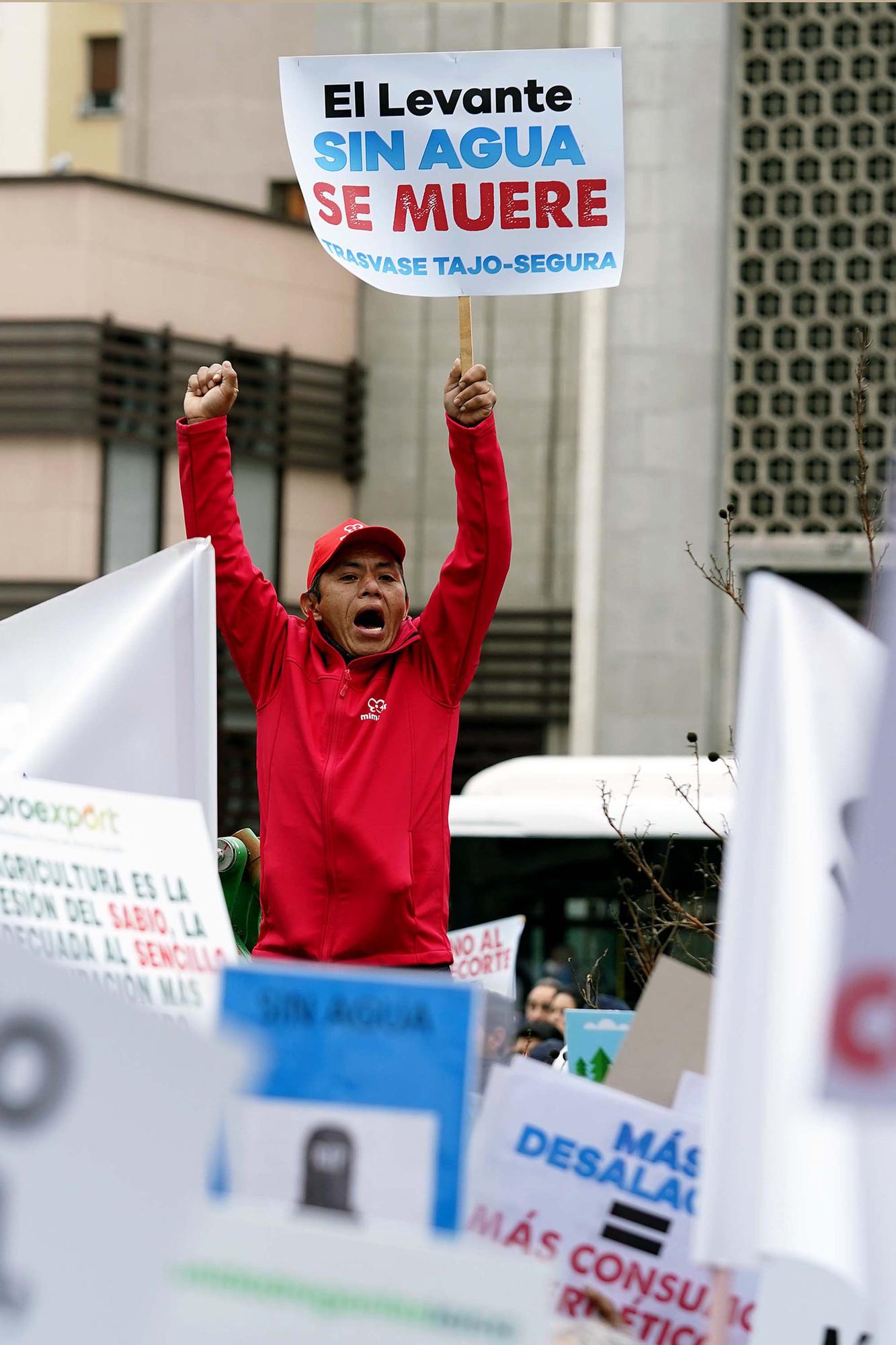 Las imágenes de la concentración en defensa del Trasvase Tajo-Segura en Madrid