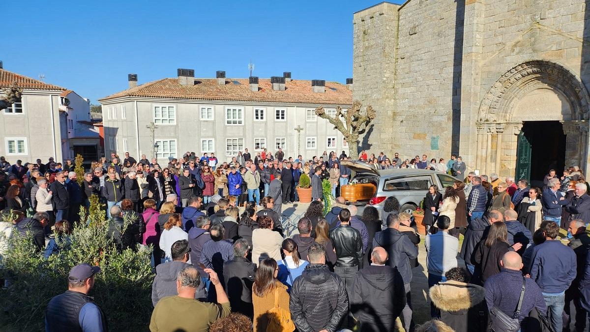 El atrio de la iglesia de Santa María se quedó pequeño para la despedida de Beatriz Leijó