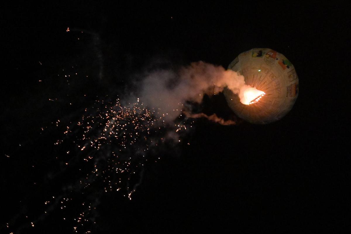 Betanzos lanza el globo de papel más grande del mundo