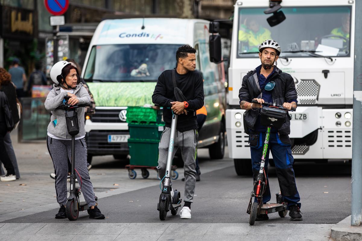 Usuarios de patinetes eléctricos por las calles de Barcelona