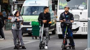 Usuarios de patinetes eléctricos por las calles de Barcelona