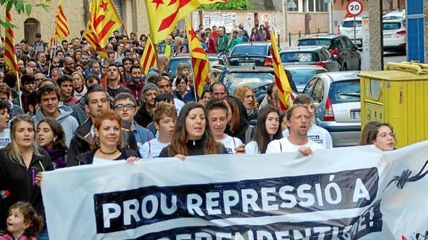 Els manifestants fent costat a Sergi Rodríguez, ahir, a Berga