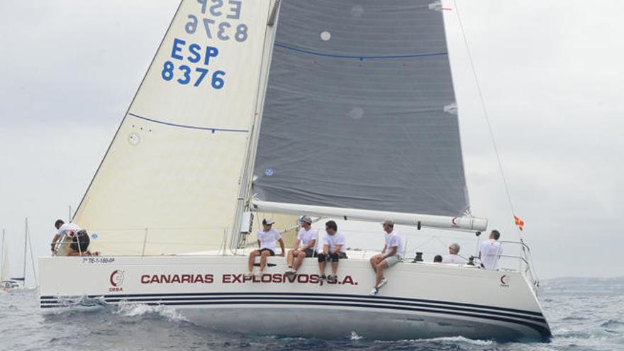 El Canarias Explosivos, SA navega por la bahía de la capital grancanaria.