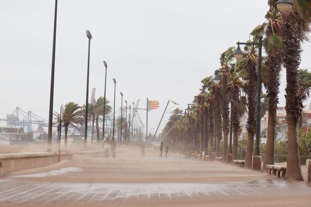 El temporal ''entierra'' en arena el paseo marítimo de València