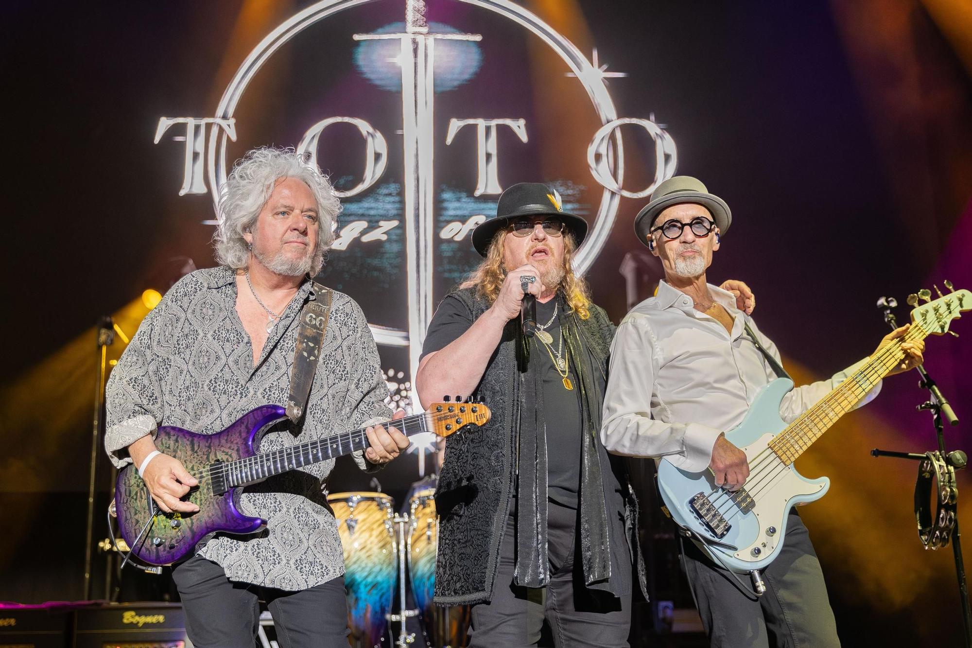 De izda. a dcha., Steve Lukather, Joseph Williams y John Pierce, durante el concierto de Toto en Madrid.