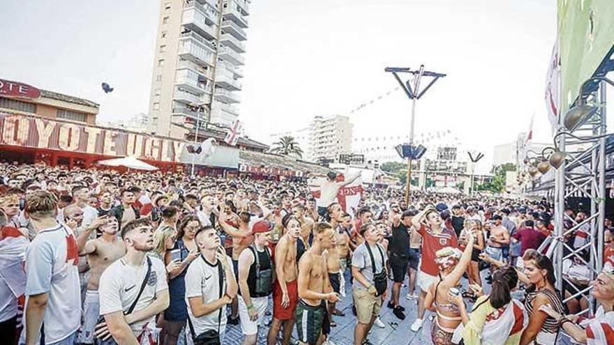 Hinchas ingleses en el centro de Magaluf, siguiendo un partido de su selección de fútbol, en 2018.