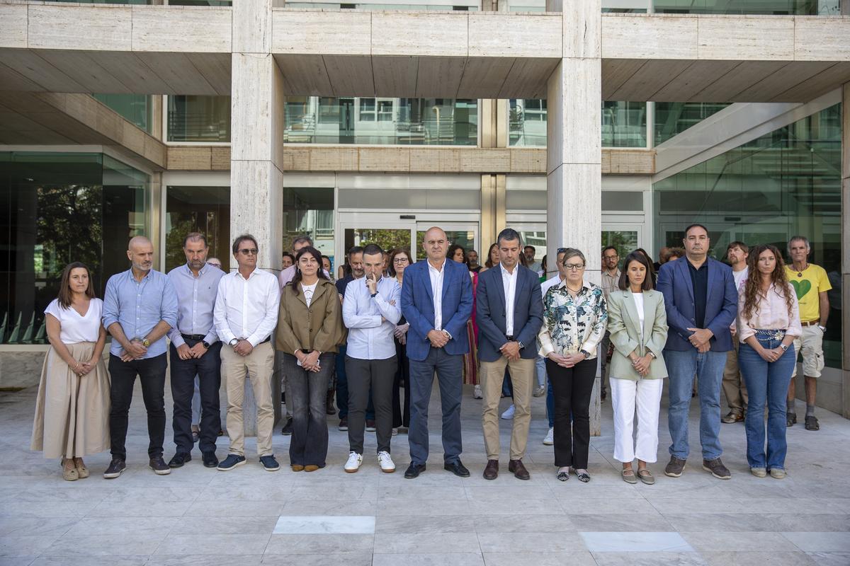 Representantes del Consell de Ibiza realizando el minuto de silencio en conmemoración a Marisol