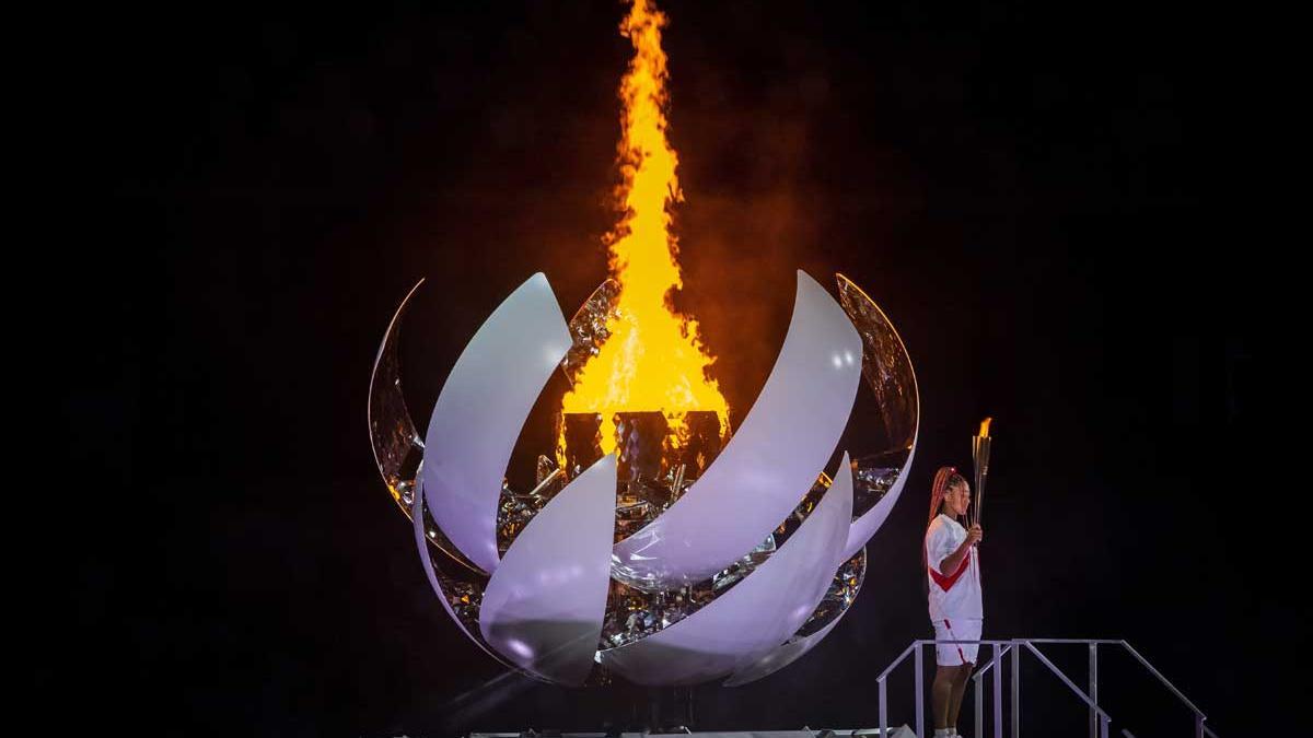 Naomi Osaka fue la última relevista y prendió el pebetero del Estadio Nacional de Tokio.