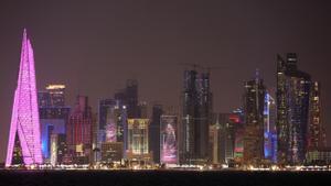 Vista general de los rascacielos de Doha por la noche.