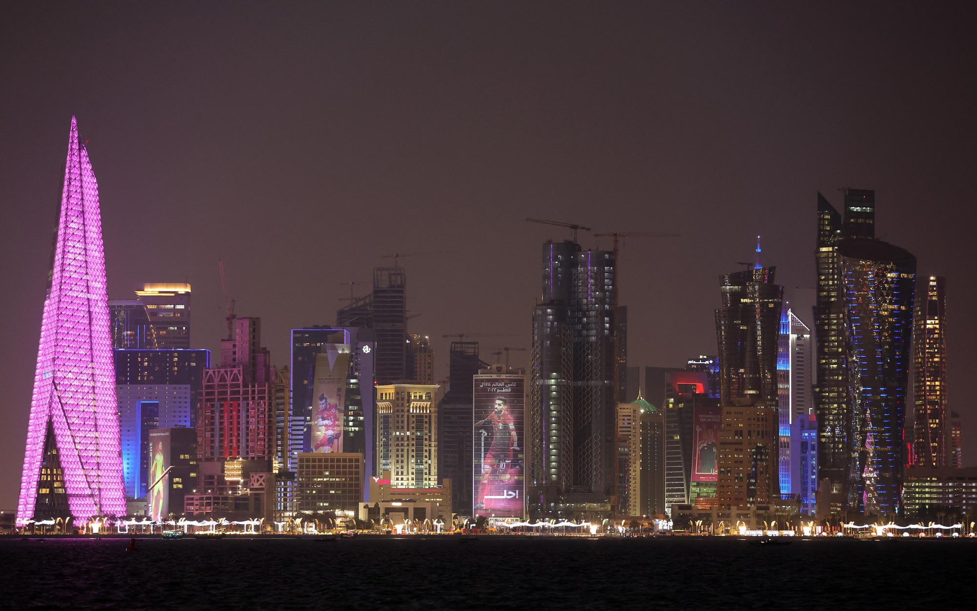 Vista general de los rascacielos de Doha por la noche.