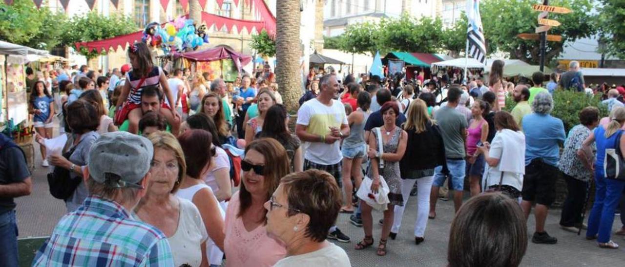 Ambiente en el centro de la villa tapiega durante la celebración, el pasado agosto, del Festival Intercéltico d&#039;Occidente.