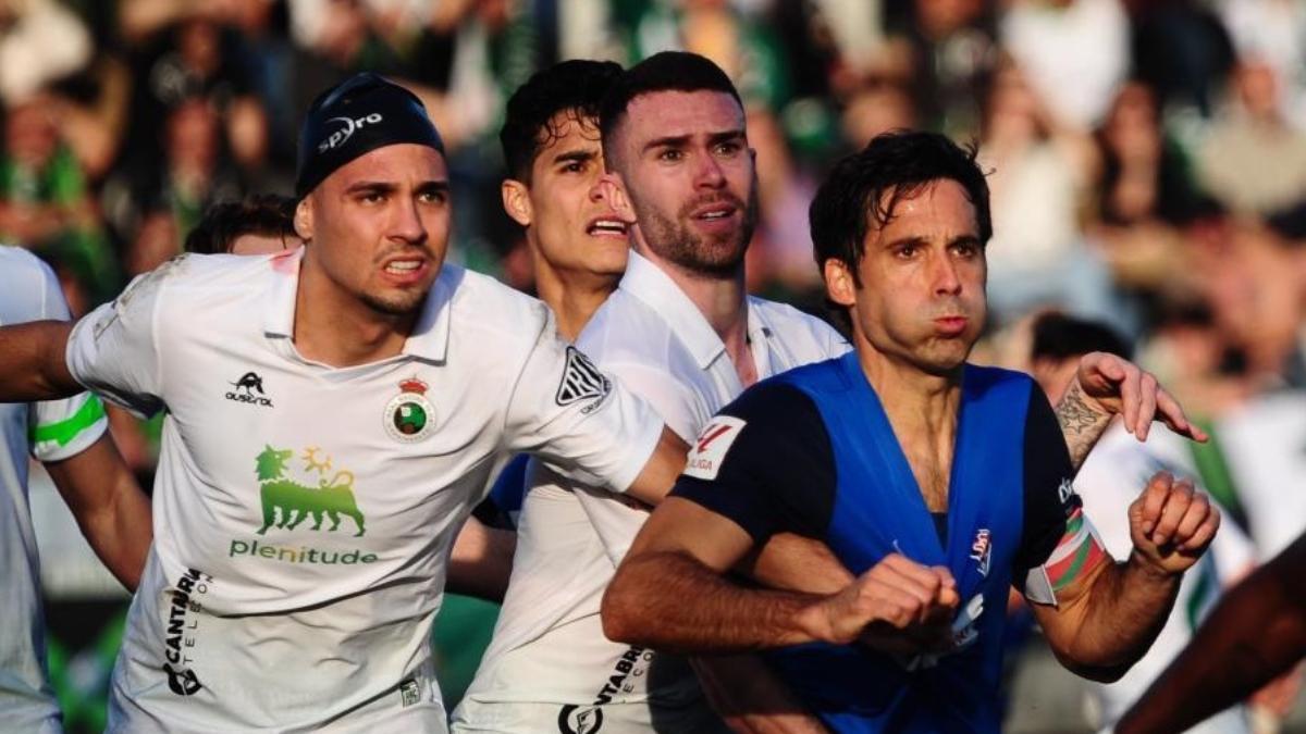 Los jugadores de Racing y Amorebieta disputan un balón