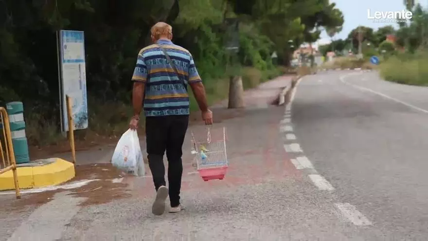 Un vecino de El Saler intenta llegar a su casa a pie