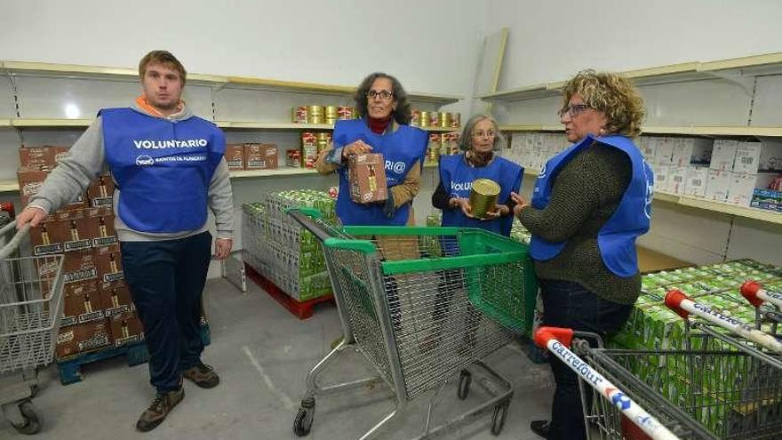 La presentadora Carlota Corredera, ayer en el Banco de Alimentos de Pontevedra. // Gustavo Santos