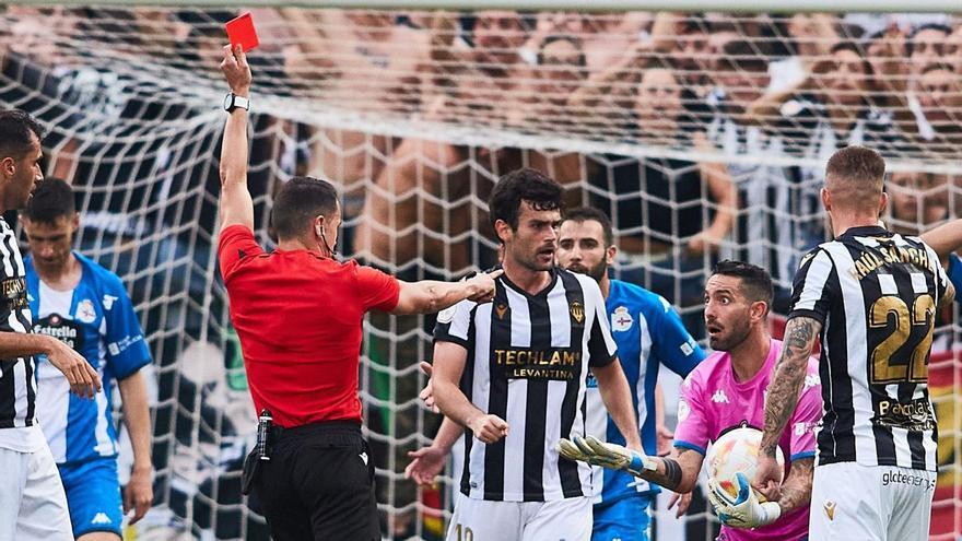 El colegiado Pérez Hernández muestra la tarjeta roja al guardameta Ian Mackay. |  // LOF