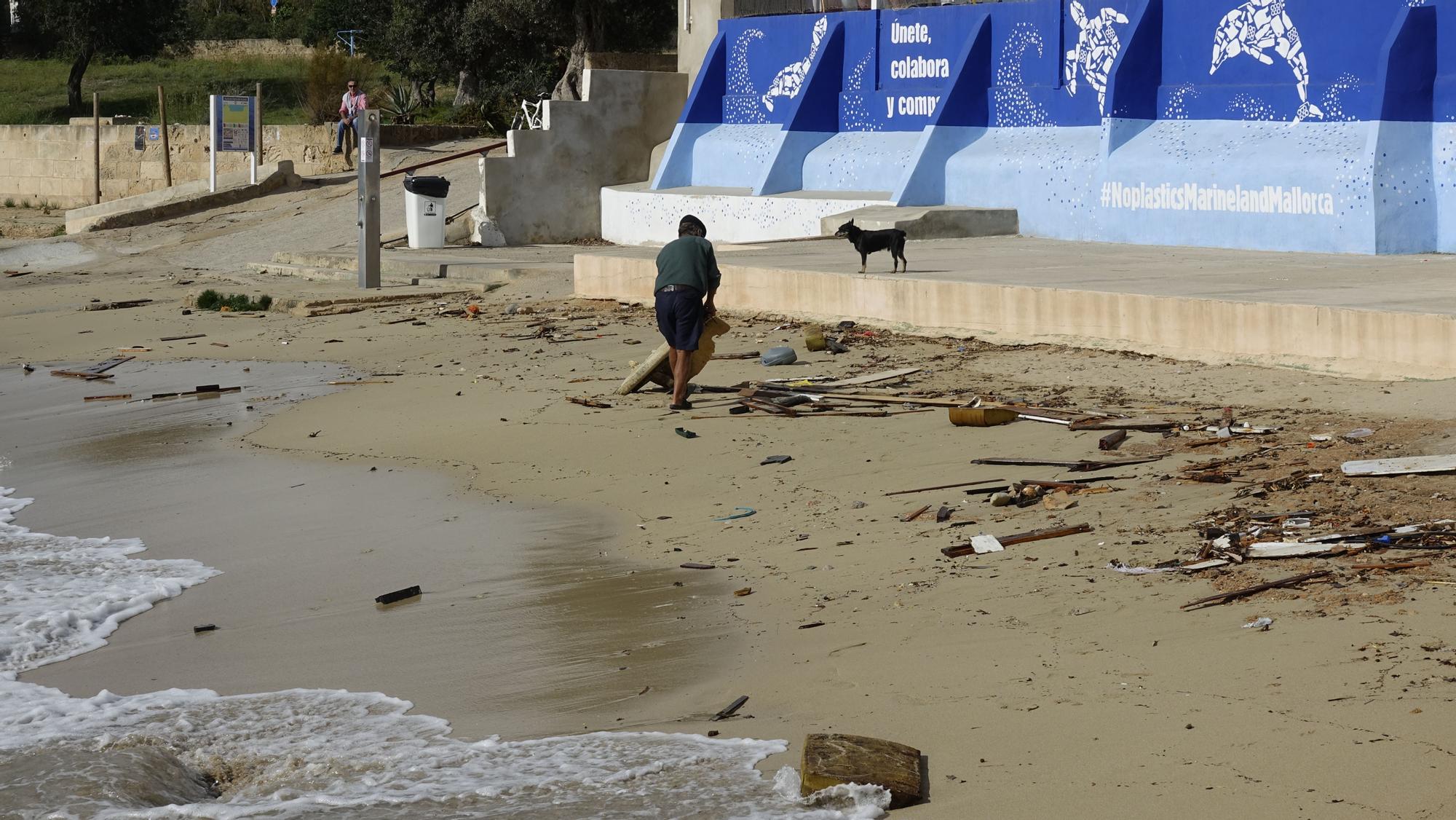 El oleaje destroza contra las rocas de Portals un barco varado