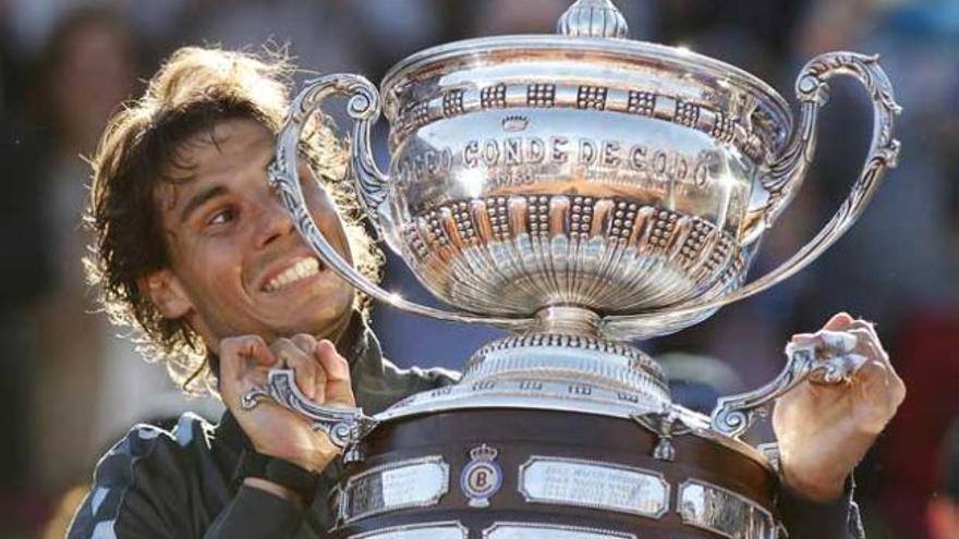 Rafa Nadal, con el trofeo del Godó.