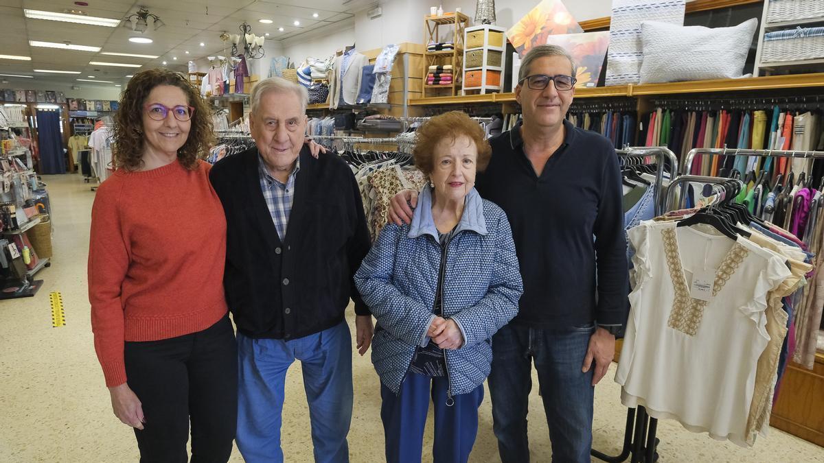 Mabel, Abraham, Rita y Octavio El Jaber Marrero, dentro de la tienda de Comercial  Abraham, en Arucas.