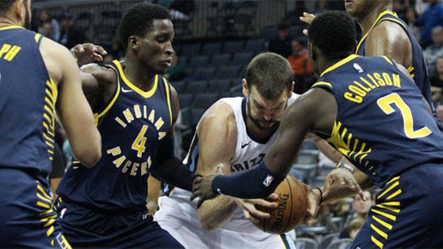 El español Marc Gasol en acción ante Cory Joseph