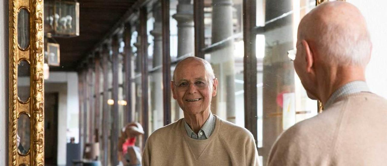 Carlos Prieto, en el claustro del hotel de la Reconquista, la pasada semana, en Oviedo.