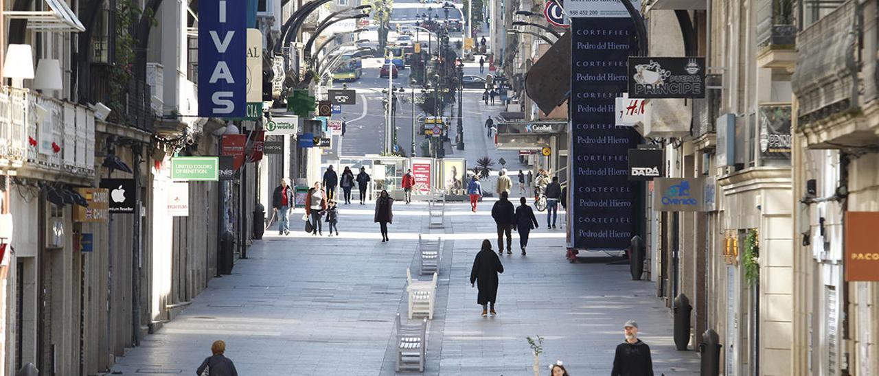 La calle de Príncipe, con sus comercios cerrados, durante la cuarentena // Alba Villar