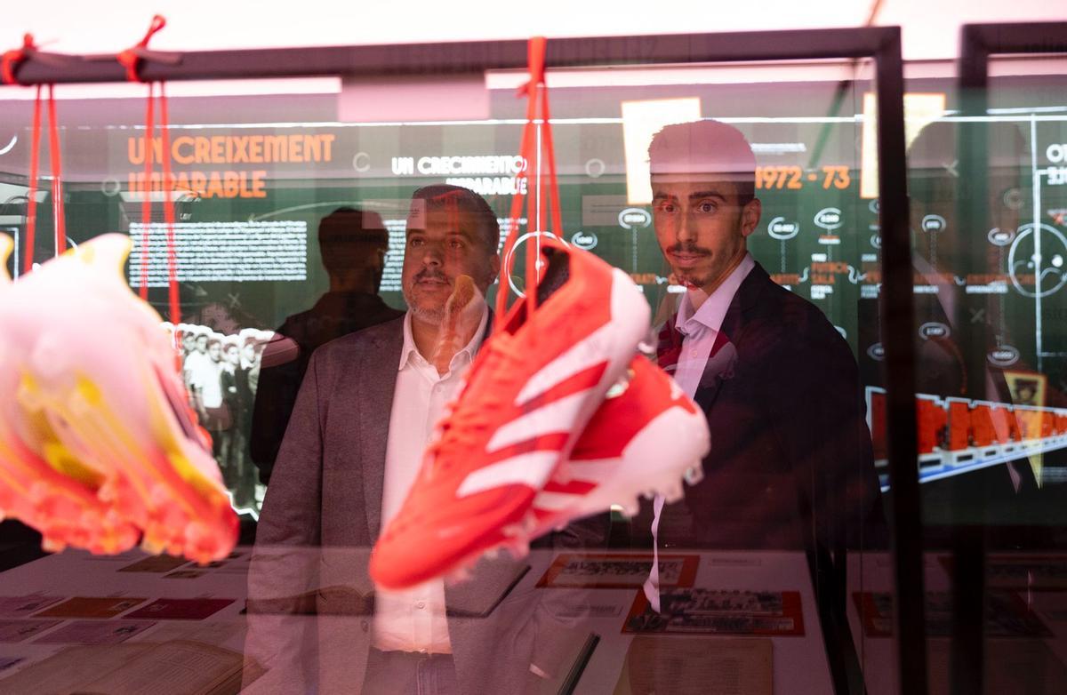Sergi Garrido contemplando las botas de Lamine Yamal, entre otros protagonistas