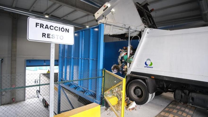 Un camión recolector de residuos vierte sobre la tolva a otro de más envergadura en la planta de transferencia de Dolores.  | TONY SEVILLA