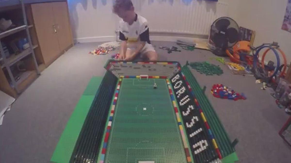 Un niño construye con legos el estadio del Borussia Mönchengladbach