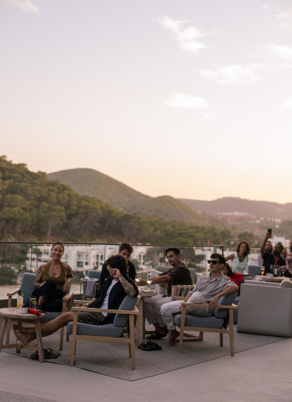El público disfruta de un concierto en Mondrian Ibiza.