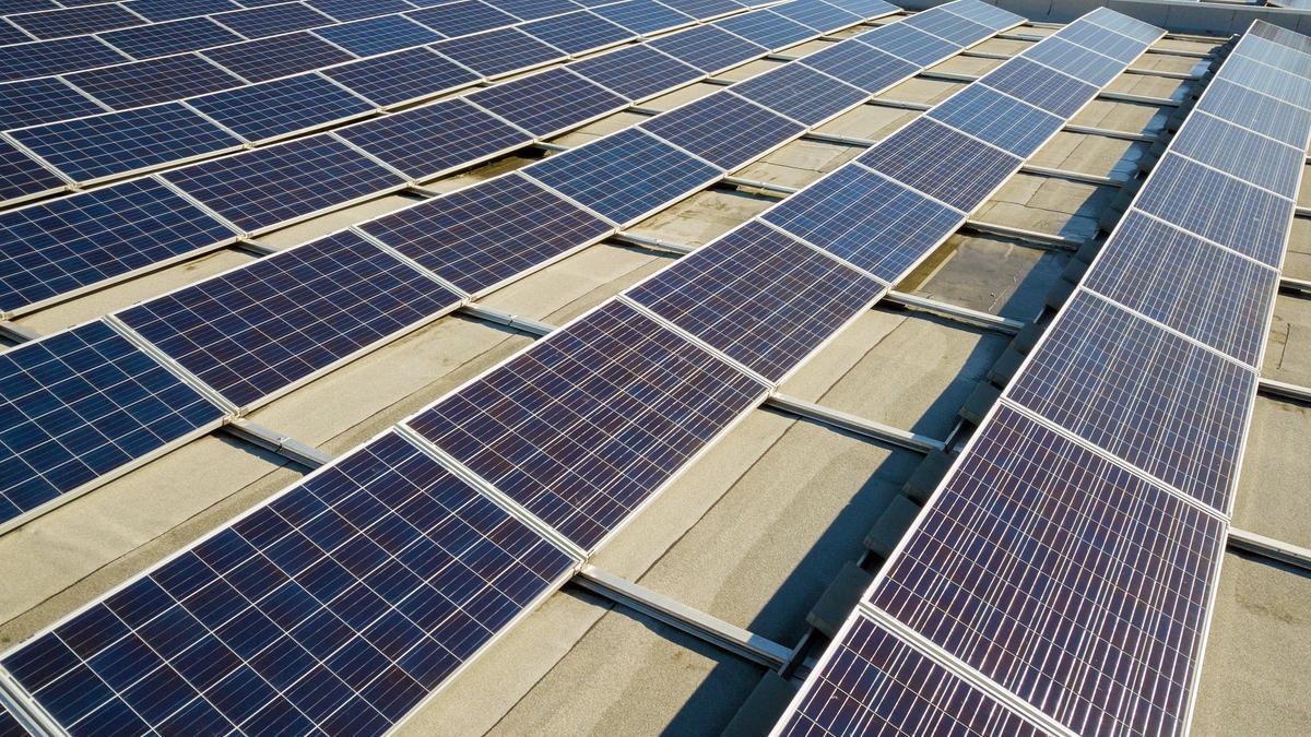 La instalación de placas solares requiere la previa retirada del amianto.