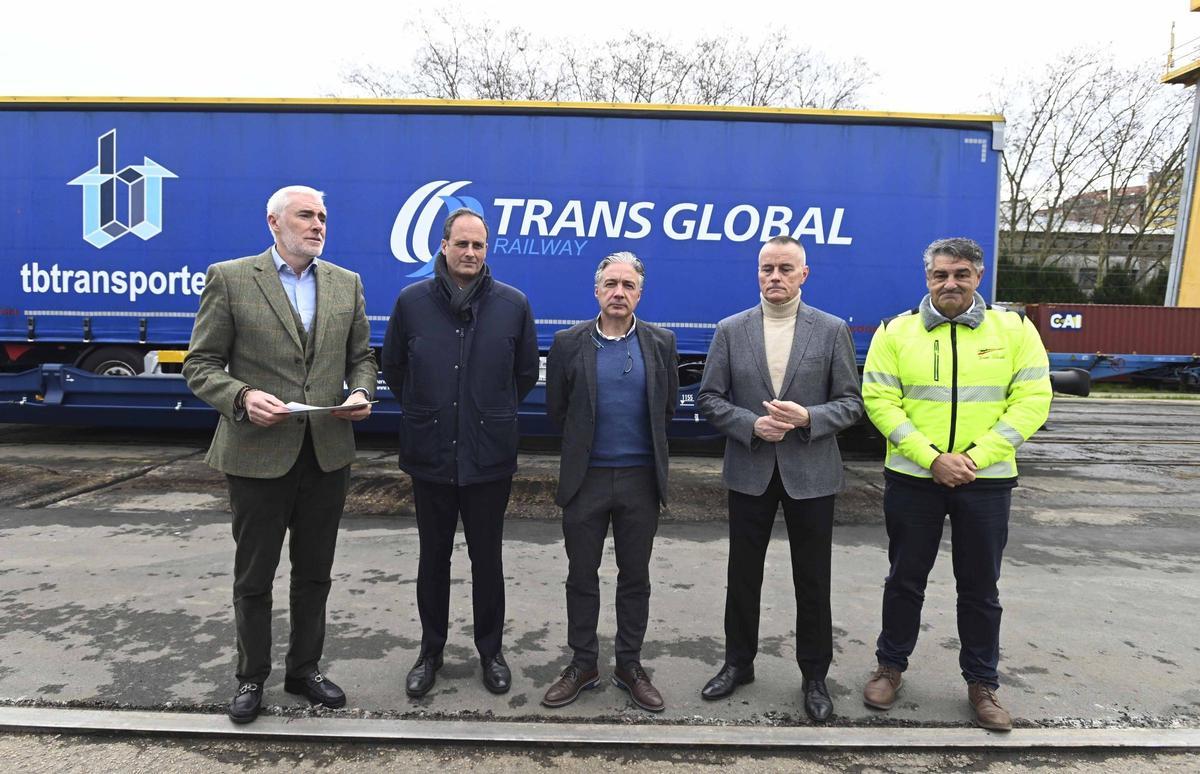 Pablo González, Carlos Botana, José Manuel Reimúndez, Jorge Cebreiros y Carlos Gago, ante uno de los semirremolques utilizados para la prueba del sistema.