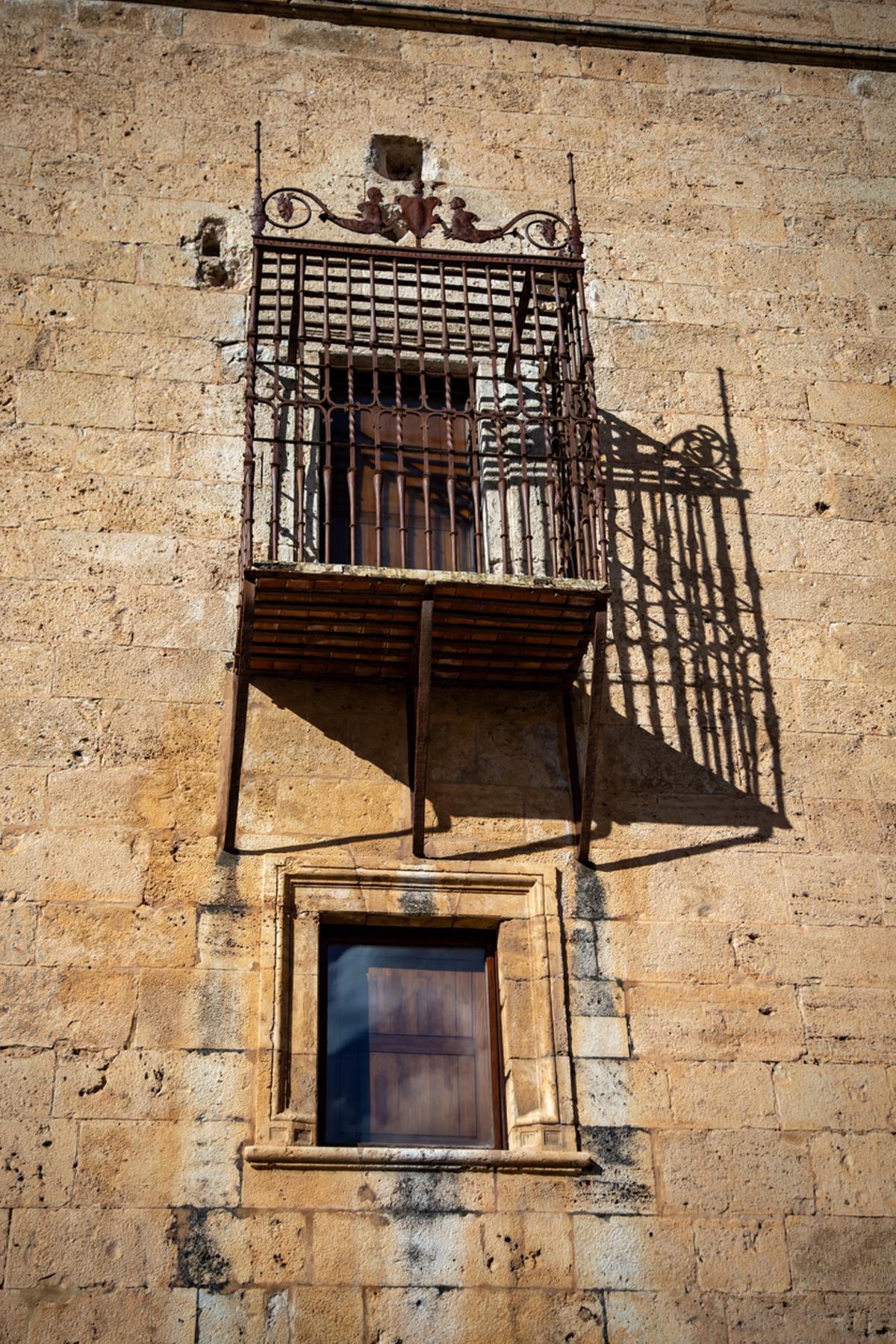 Detalle de un balcón metálico del Palacio Ducal de la princesa Eboli