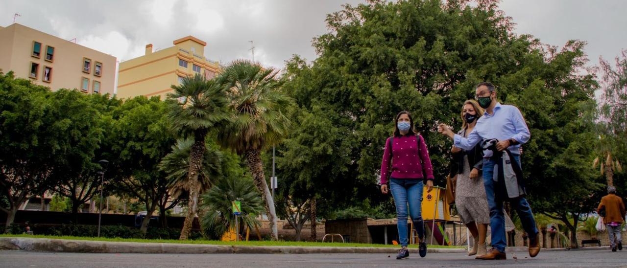 Arriba, el concejal de Salud-La Salle, Carlos Tarife. Abajo, el antes y el después del parque Don Quijote.