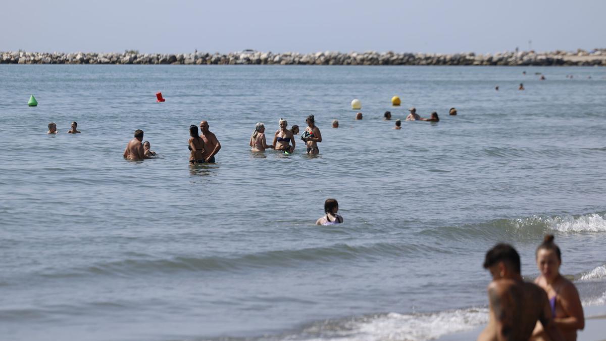 Bañistas en la playa de La Misericordia de Málaga reabierta este jueves al público tras ser cerrada por la presencia de la bacteria E. coli.