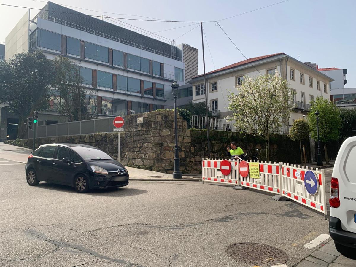 Corte de tráfico en López Mora por obras en el cruce con Pintor Lugrís.