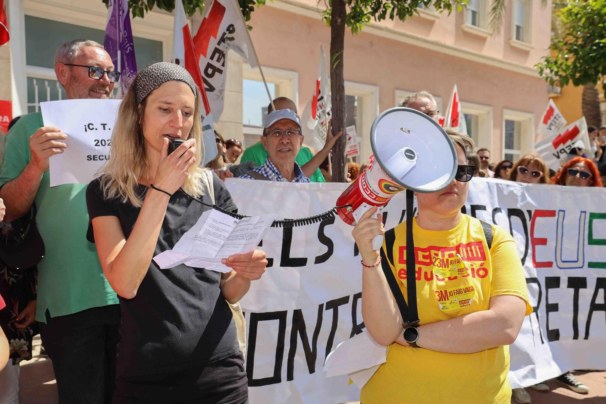 Huelga en la enseñanza: Los sindicatos se manifiestan frente a la dirección territorial de Educación en Castelló