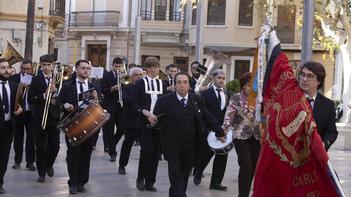 Enrique García Asensio, en una pasacalle durante la presentación de la declaración del 2025 como año del pasodoble Amparito Roca.