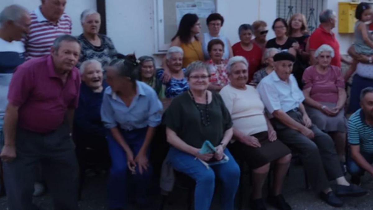 Los jubilados de Quintanilla de Urz retoman la actividad en un encuentro con una vecina centenaria