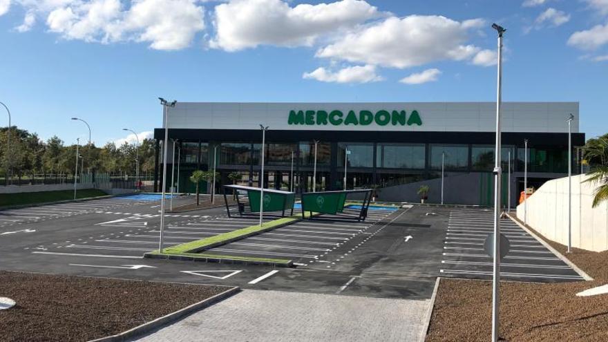 Fachada exterior de la nueva tienda y zona de aparcamiento