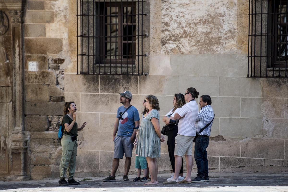 Turistas en el casco antiguo de Cáceres.