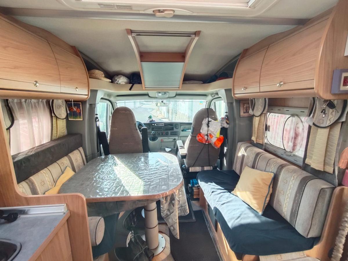 Interior de la autocaravana de Esteban, donde viaja con su mujer por toda España
