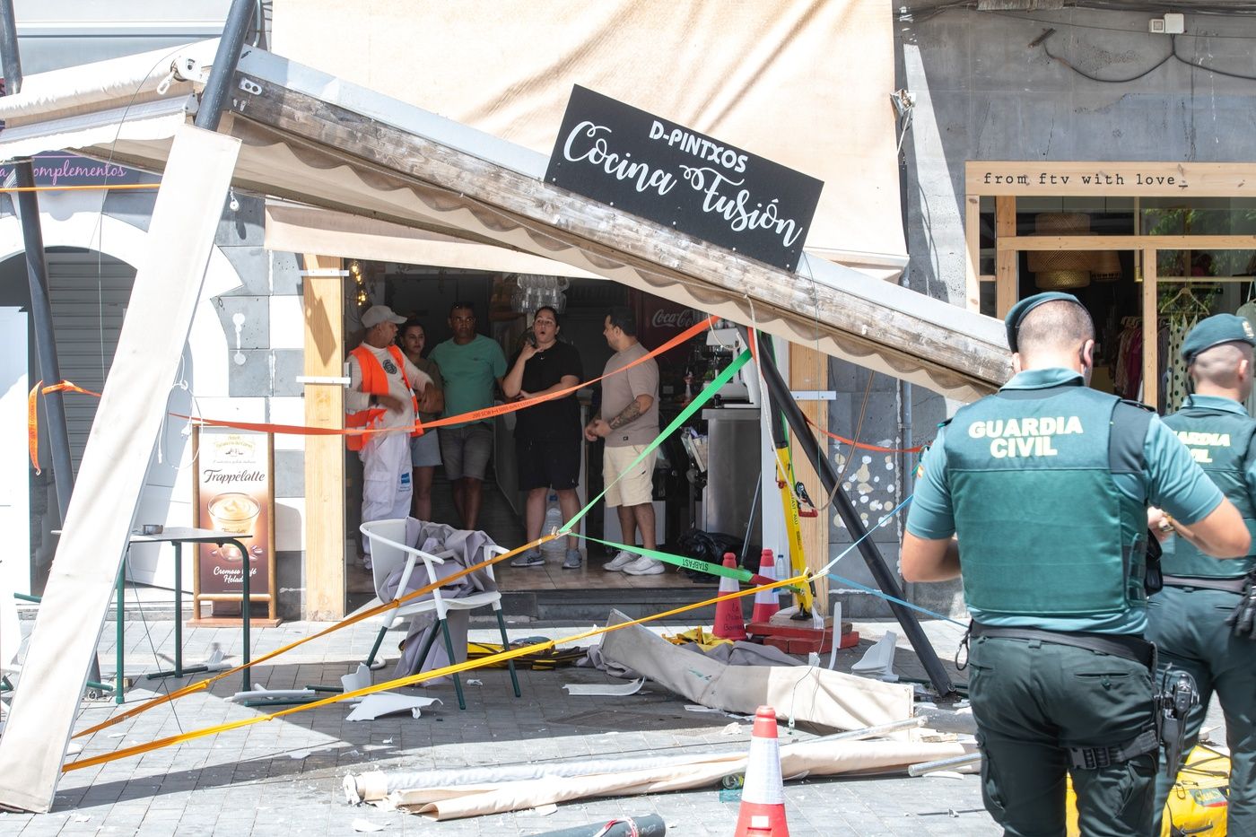 El accidente de un coche que arrasó una terraza en Corralejo, en imágenes