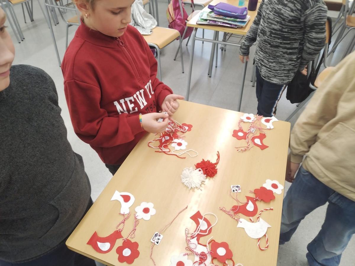 Taller de «martenitsas» para niños en la escuela búlgara San Juan de Rila.