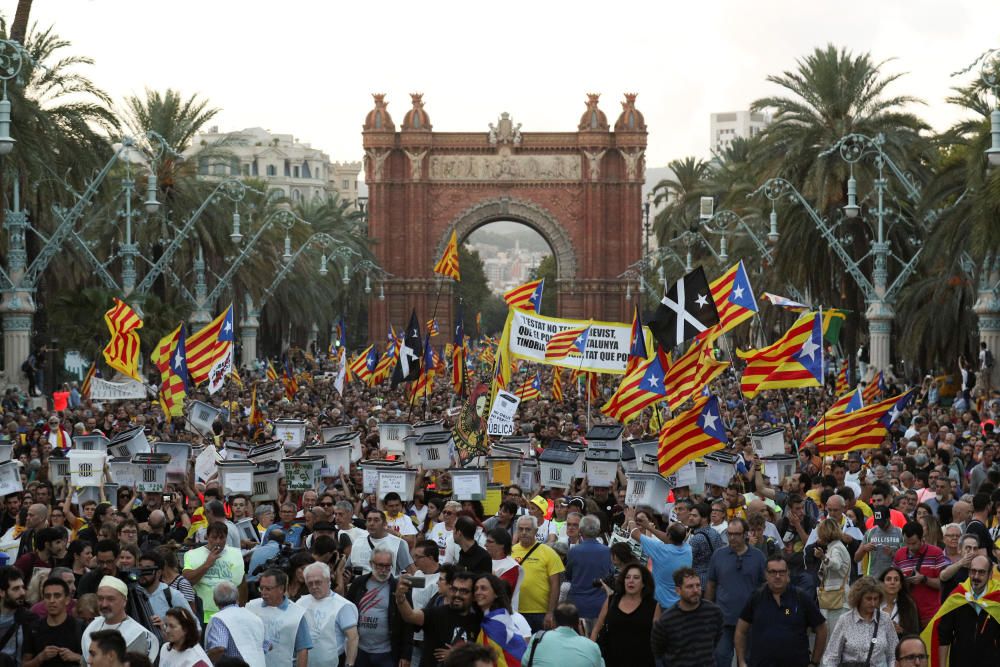 Milers de persones reivindiquen el mandat de l''1 d''octubre al centre de Barcelona