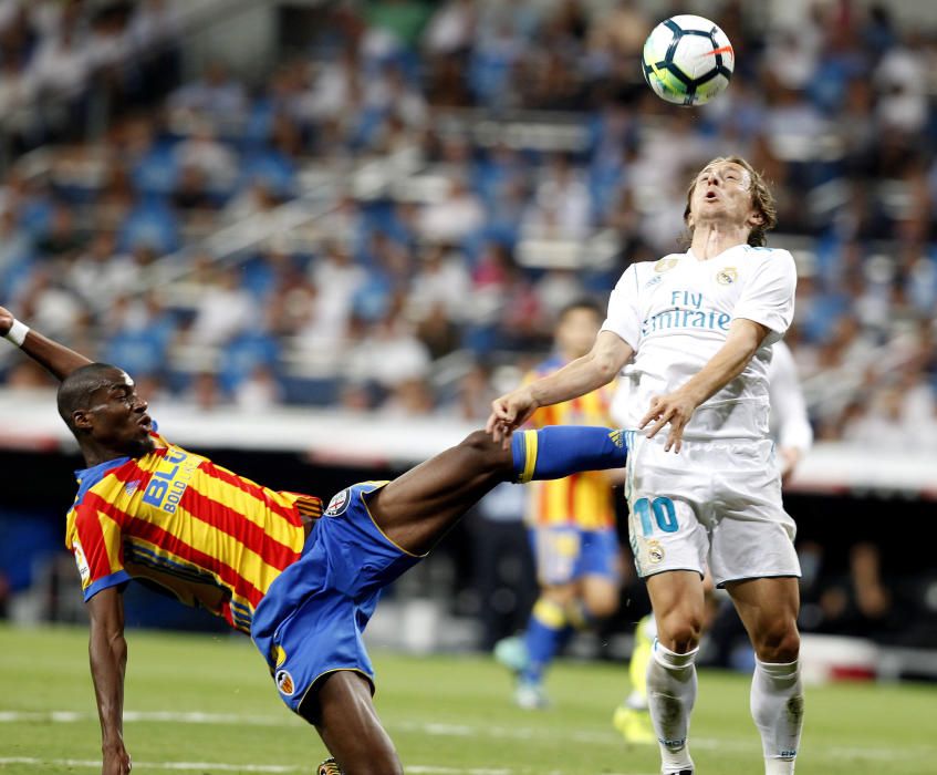 Instantes del partido disputado ayer entre el Valencia CF y el Real Madrid.