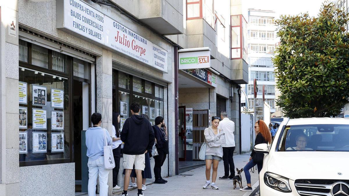 Colas no exterior dunha inmobiliaria de Santiago