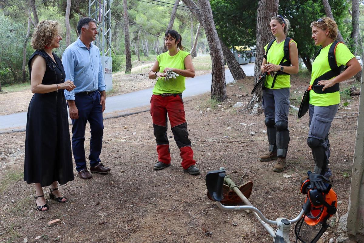 Inspección de la alcaldesa y el concejal a los trabajos en el bosque.