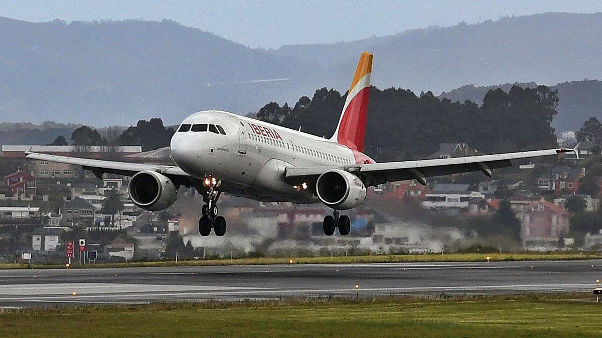 Avión de Iberia, en el aeropuerto de Alvedro. |  // CARLOS PARDELLAS