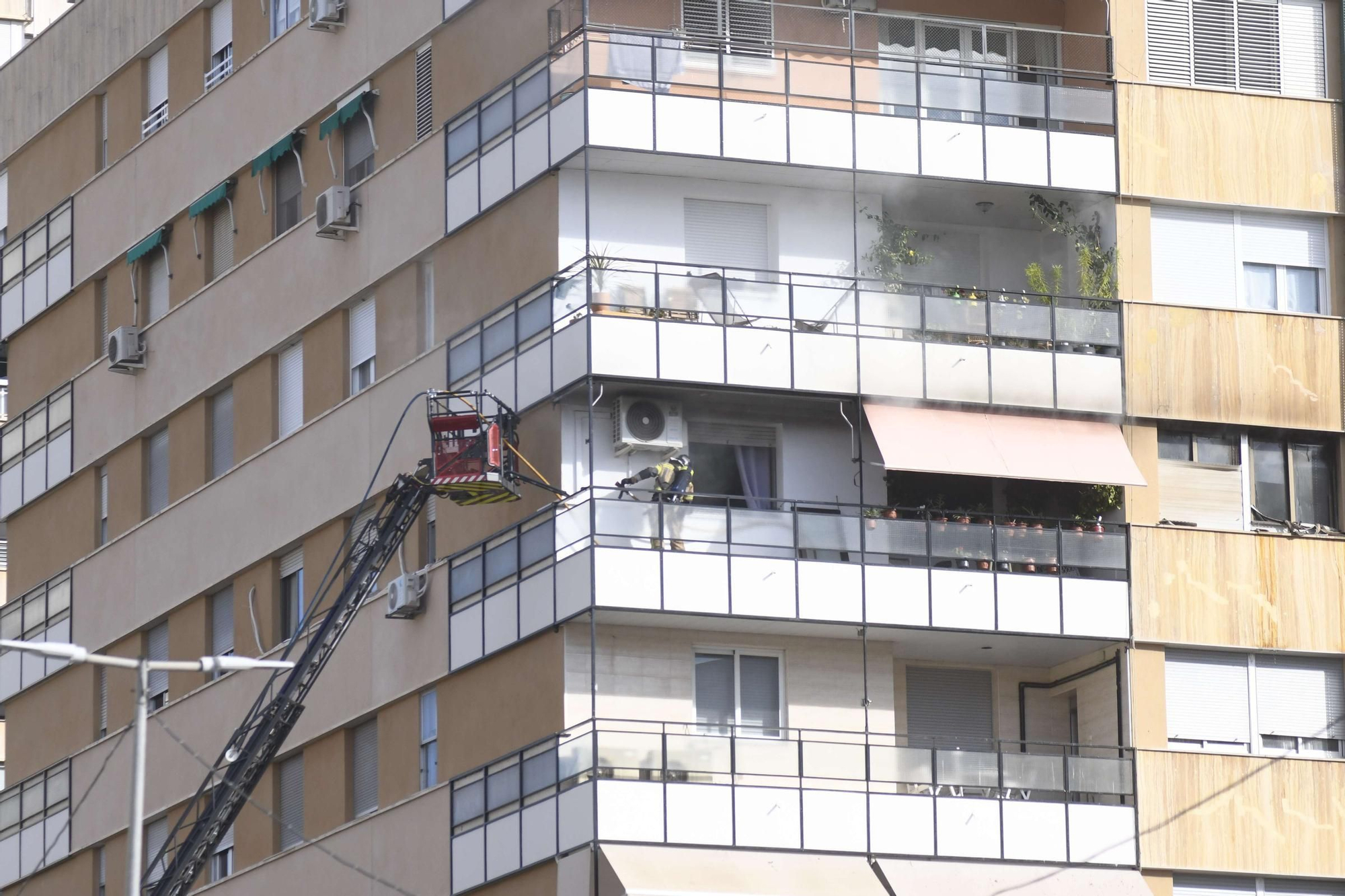 El incendio de un edificio en la Plaza Condestable, en imágenes