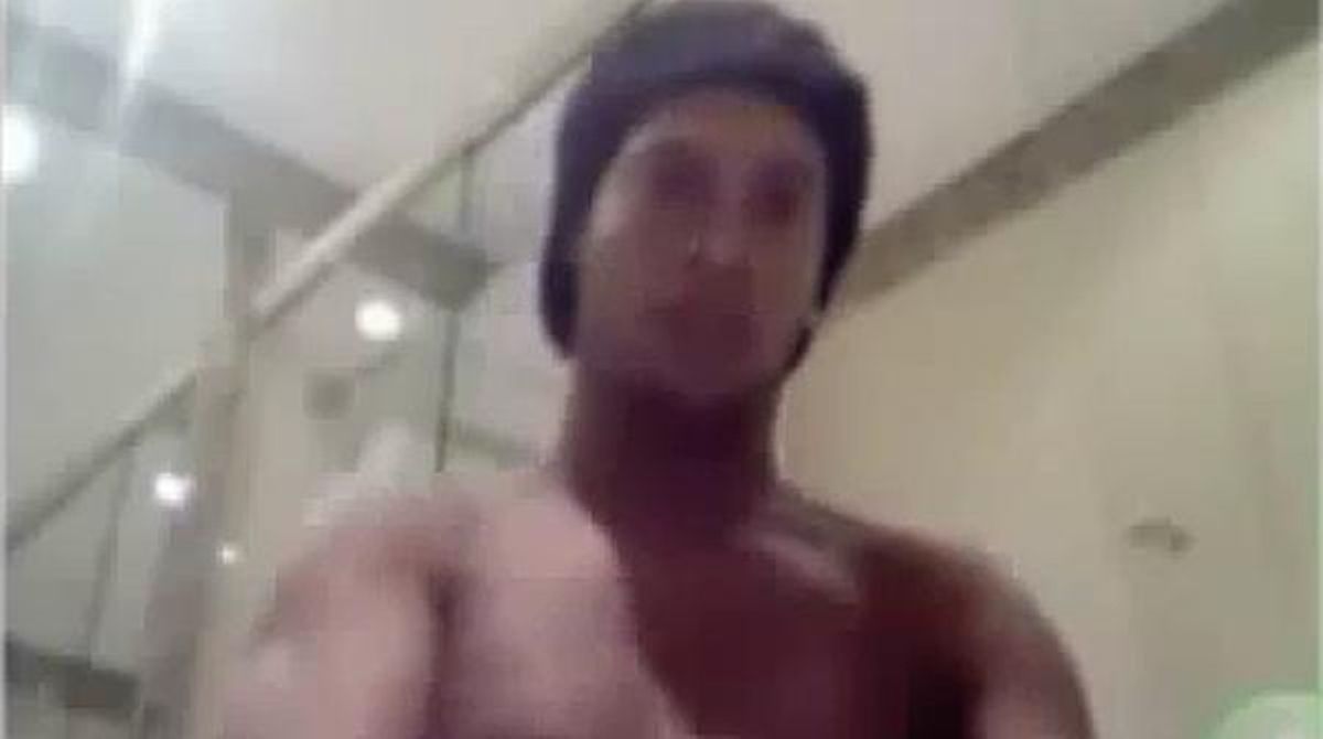 El polèmic vídeo on Ronaldinho es masturba davant de l’ordinador.